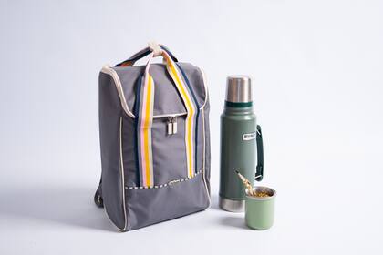 Cómoda y mega práctica, esta mochila porta mate puede ser un regalo infalible.