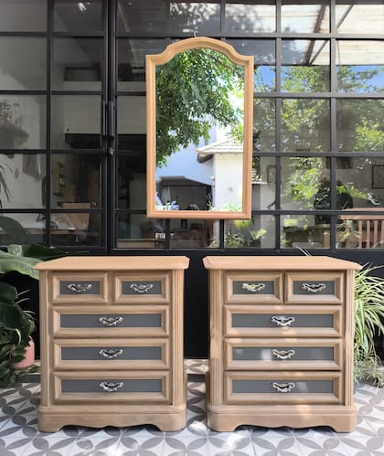 Cómodas de roble con el lustre lavado y aplicación de color visón en el frente de los cajones, la intervención de @benditamadera