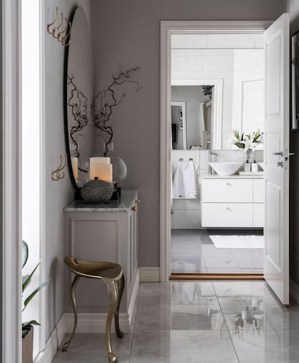 Cómodas y placares se pintaron del mismo color que las paredes para conseguir la tan buscada homogeneidad dentro y entre ambientes.