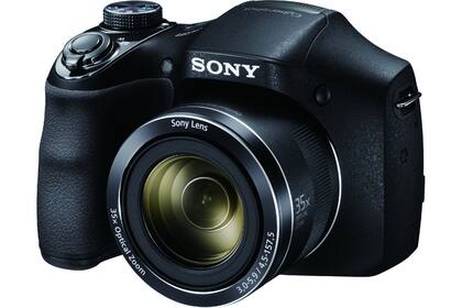 COMPACTA Y POTENTE. La Cyber-shot H300 de Sony es una cámara con zoom óptico de 35x y sensor de 20,1 megapixeles. Esto, en un formato compacto que resulta más fácil de llevar que una réflex tradicional ($17.599).