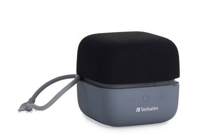 Compacto y sonoro. El pequeño altavoz Bluetooth Cube, de Verbatim ofrece sonido estéreo TWS y puede sincronizarse con un segundo altavoz. Este dispositivo compacto no sólo permite escuchar música, sino también mantener llamadas manos libres con sólo tocar un botón, gracias al micrófono que viene inc
