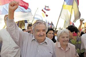 Compañera de fierro. Junto a Pepe Mujica, al frente de una movilización de su partido, entre militantes y banderas