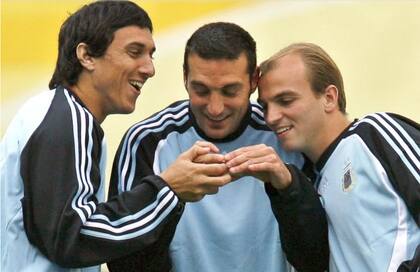 Compañeros de selección en el Mundial de Alemania 2006: Burdisso, Lionel Scaloni y Cambiasso, tres piezas del plantel de Pekerman