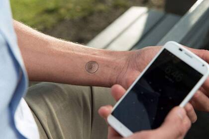 Compañías como Motorola experimentaron con métodos no invasivos, como tatuajes especiales para interactuar con sistemas informáticos