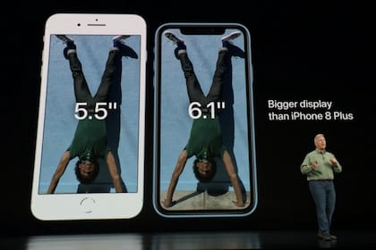 Comparado con el diseño clásico de su antecesor, el iPhone 8 Plus, el nuevo iPhone XR cuenta con una pantalla más grande en un diseño compacto