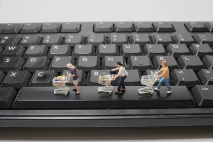 Comparar precios y marcas dentro de la web permite encontrar ofertas y alternativas de menor costo, las cuales facilitan el ahorro