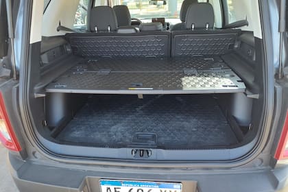 Compartimiento de carga de 638 litros, con práctica tapa y piso de goma removibles