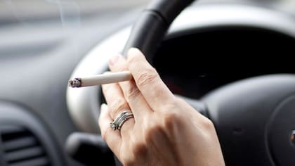 Compartió el truco para quitar el olor a cigarrillo del auto y se hizo viral
