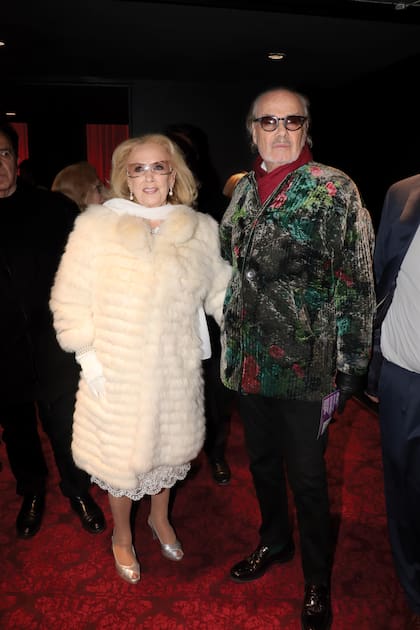 Compartió su ida al teatro con su íntimo y confidente, Gino Bogani.