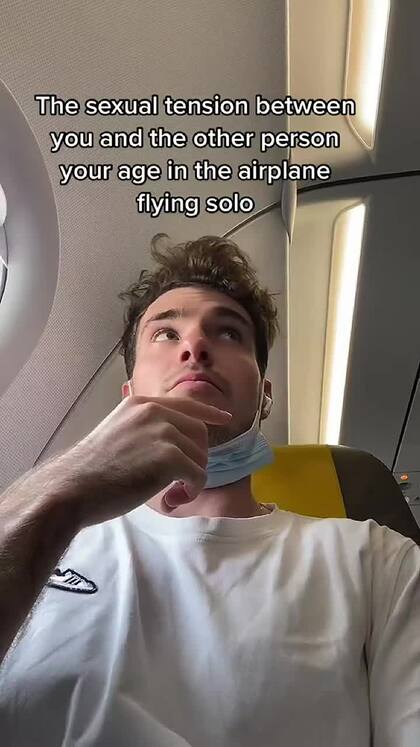 Compartió una situación habitual que viven los jóvenes en los aviones y se hizo viral
