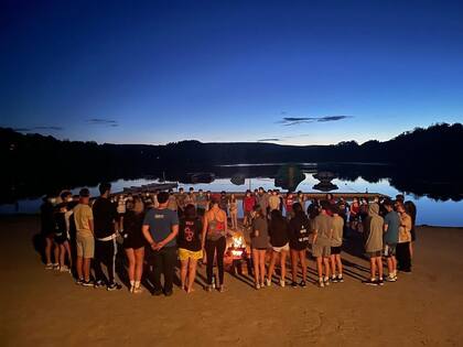 Compartir alrededor de una fogata es una actividad típica en los campamentos de verano (Crédito: Instagram/@urjcranelakecamp)