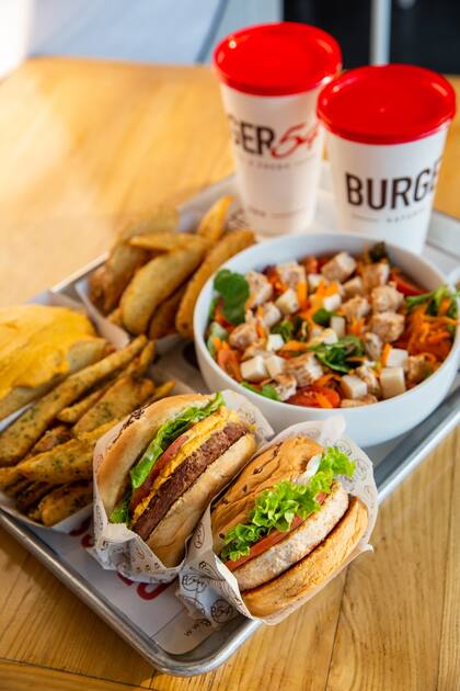 Compartir una rica hamburguesa siempre es un gran plan.