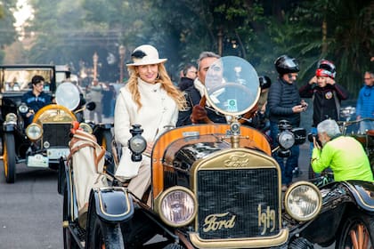 Osvaldo 'Cocho' López al volante de un Ford de 1919; el Recoleta-Tigre es un placer para los participantes y para los espectadores.
