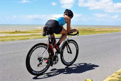 Competencias en bicicleta, otra de las pasiones de Emilia Juliano, de Necochea, que practica deportes en forma amateur