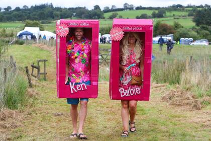 Competidores vestidos como Barbie y Ken llegan al Campeonato Mundial de Snorkel en Bog celebrado en la turbera Waen Rhydd, Llanwrtyd Wells, Mid Wales, el 27 de agosto de 2023.