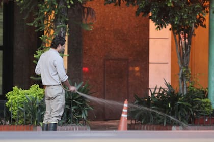 Los encargados de edificios son los responsable del mantenimiento, limpieza y orden de las áreas comunes, la gestión de residuos, la seguridad y la atención a los residentes