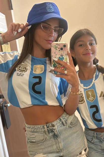 Compinches, Camila Galante y su hija Victoria lookeadas con la camiseta argentina para alentar a Leandro Paredes antes del partido contra Ecuador, que se definió por penales.