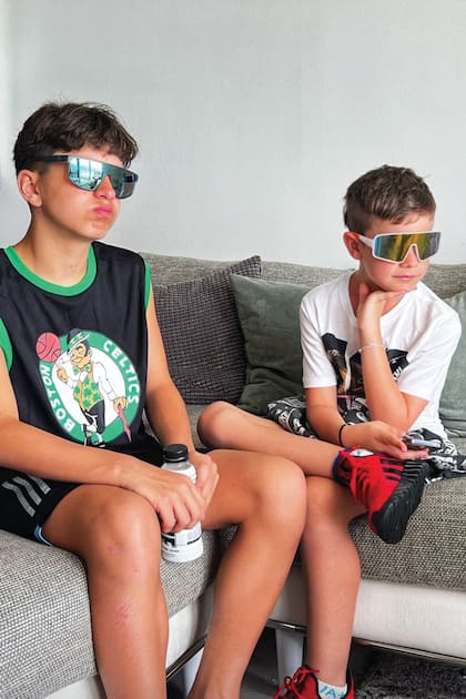 Compinches, Eloy Heredia y Fausto Castro posan con sus nuevos anteojos de sol.