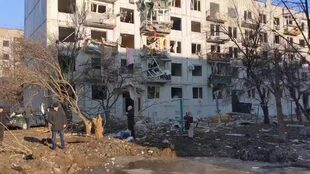 Complejo de apartamentos civil es devastado por un misil ruso, en la ciudad de Chuguev, Ucrania.