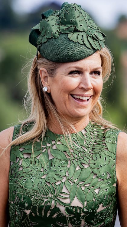 Complementó el look con un tocado confeccionado con las mismas hojas del vestido (Foto: Instagram @patrickvkatwijk)