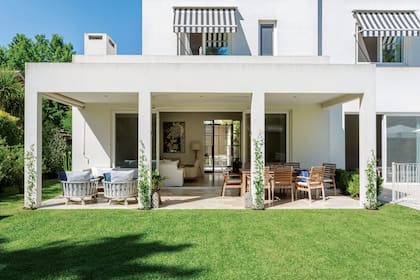 Completan este espacio a la izquierda un juego de mesa y sillas en madera maciza arenada.