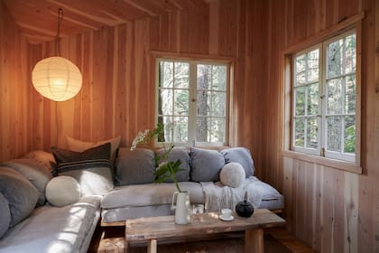 Completando el estar, un mix de almohadones tejidos que armonizan y suman texturas cálidas. “Me di el gusto de incorporar una manta de lana argentina, hecha por mi mamá que es artista textil”.