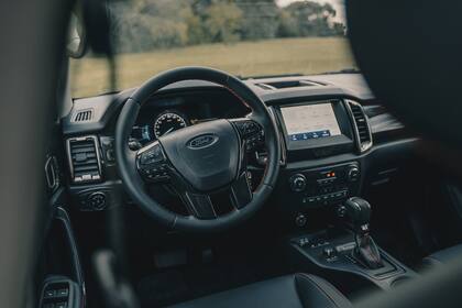 Completo. Buen equipamiento y elementos tecnológicos en el interior de esta Ranger FX4