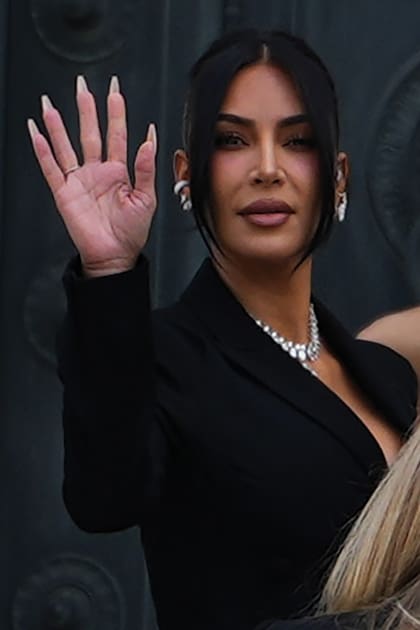 Completó su look con impresionantes joyas.