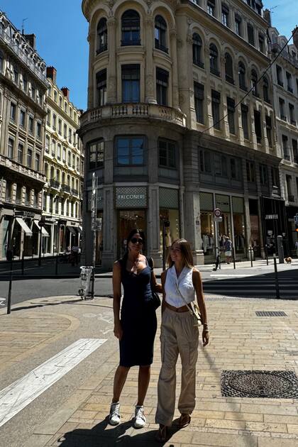 Cómplices, Carolina e Irene durante un paseo por la ciudad.