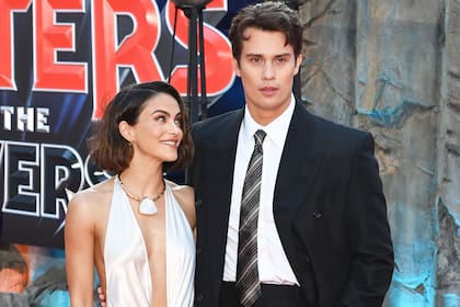 Cómplices. Los coprotagonistas de la película, Camila Mendes y Nicholas Galitzine, posaron juntos para las cámaras. En el film basado en los recordados dibujos animados de los 80, el actor compone al príncipe Adam y a su alter ego He-Man, mientras que Mendes interpreta a su aliada Teela