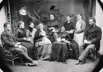 Composición costumbrista que representa la tradicional práctica del té. ca. 1885. De izquierda a derecha, Edward Jones y su mujer, la esposa del reverendo David Llwyd Jones con tres de sus hijos (de pie), la esposa del capitán William Rogers y Mary Rogers, hija de esta, con su esposo, todos vecinos del valle