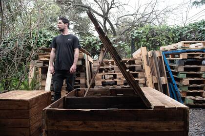 El jardín de su casa es su nuevo taller 