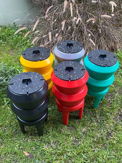 Composteras con tapas construidas a partir de descartes