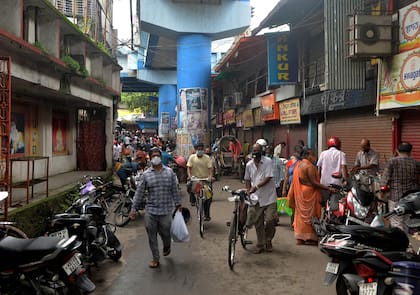 Compradores caminan por un mercado en la ciudad india de Siliguri