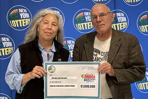 Compraron juntos un ticket de Mega Millions, ganaron y compartirán el premio