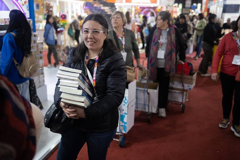 Feria del Libro: bibliotecarios de todo el país recorren la Rural con “lista de compras” y carritos