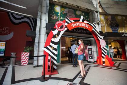 En el ingreso al Alto Palermo, un domo mide la temperatura corporal de cada persona