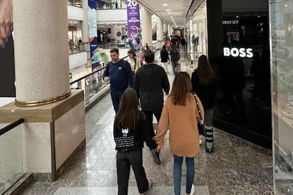 Compras en el shopping Alto Las Condes, en Chile