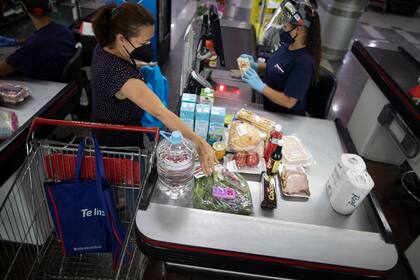 Compras en un supermercado de Caracas ( AP Photo/Ariana Cubillos)
