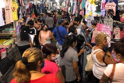 Compras sin distancia social, esta mañana en La Salada
