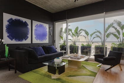 "Compré el arte que puse en mi departamento de Experiencia Living 2023. Fernando Poggio quiso que le hiciera un sillón exactamente igual a este y yo quise sus cuadros".