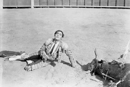 Comprometido con las producciones, Valentino se quejó porque Sangre y arena (1922) no se filmara en España