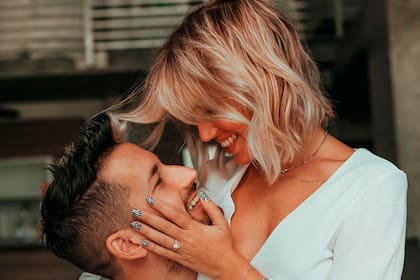 Comprometidos, la pareja pospuso su casamiento para 2022