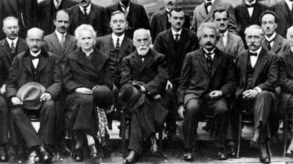 Comtpon participó de la famosa 5ta Conferencia de Solvay, en 1927, un encuentro de físicos y químicos, donde se reunió con Albert Einstein (debajo de Compton) y Max Planck, a la izquierda de Marie Curie (la única mujer)