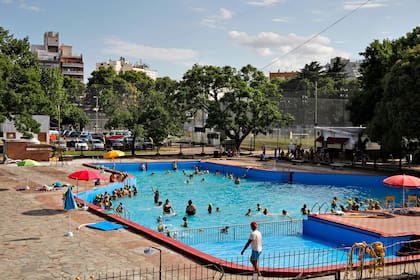 La decadencia comenzó durante los años noventa debido a la privatización del Correo sumada a la aparición de los gimnasios, las canchas de paddle y también las de fútbol cinco