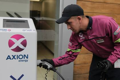 Una estación de carga gratis provista por Axion en Libertador y Jerónimo Salguero, en Capital Federal