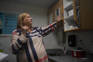 Comunidad afectada por adicciones lucha por mantener programa de jeringas tras orden de Trump