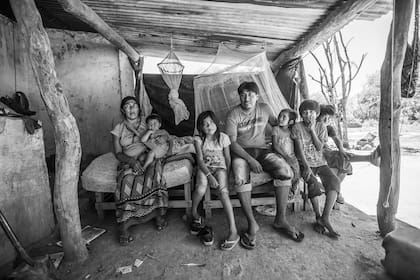 Cárlos Méndez (34), su mujer Eleucadia (32) y algunos de sus hijos y sobrinos