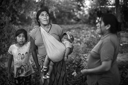 Eleucadia (32) junto a su hija Silvina (12), su bebé Emanuel (10 meses) y una vecina, en la comunidad de Teniente Fraga