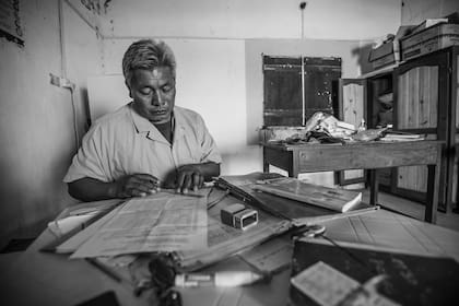 El agente sanitario Alejandro Ramírez, en su consultorio de Tres Pozos